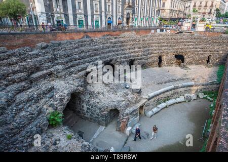 L'Italie, la Sicile, Catane, ville baroque classé Patrimoine Mondial de l'UNESCO, Piazza Stesicoro, l'Amphithéâtre romain du 2ème siècle est l'un des plus grands de l'Empire romain Banque D'Images