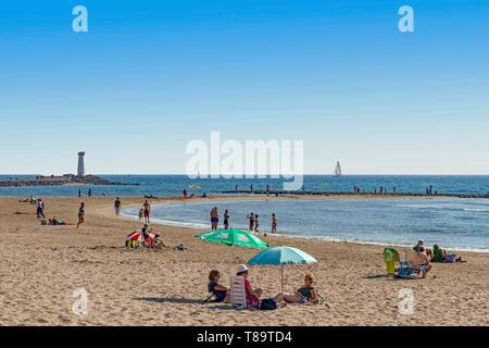 La France, l'Hérault, Agde, vacanciers sur une plage à l'ombre d'un parasol Banque D'Images