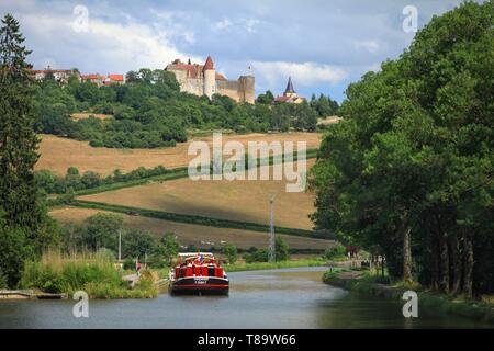 France, Côte d'Or, Vandenesse en Auxois, Canal de Bourgogne avec Château Chateauneuf en Auxois dans l'arrière-plan Banque D'Images