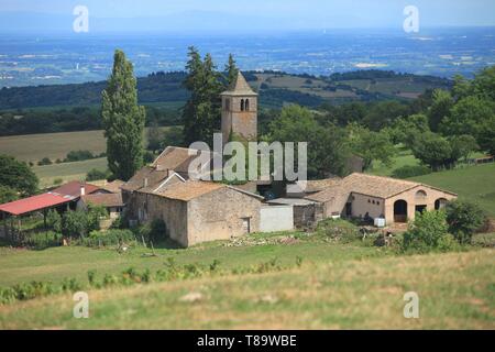 France, Saône et Loire, la Grange du Bois, hameau de Solutré Pouilly situé à 500 m au-dessus du niveau de la mer, le Prieuré et la roche Solutré en arrière-plan Banque D'Images