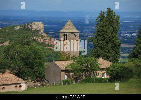 France, Saône et Loire, la Grange du Bois, hameau de Solutré Pouilly situé à 500 m au-dessus du niveau de la mer, le Prieuré et la roche Solutré en arrière-plan Banque D'Images