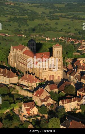 La France, l'Yonne, Parc Naturel Régional du Morvan, Vézelay, étiqueté les Plus Beaux Villages de France, la Basilique Sainte Madeleine de Vézelay la colline et inscrite au Patrimoine Mondial de l'UNESCO, vue générale du village, vue aérienne prise d'un ballon à air chaud , Banque D'Images