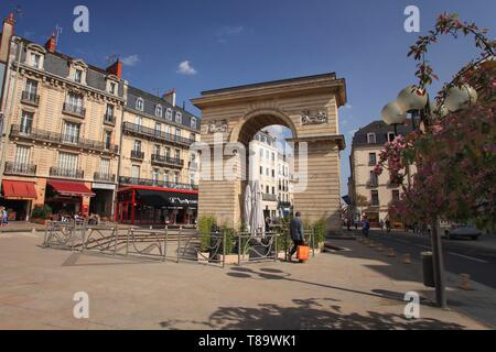 France, Côte d'Or, paysage culturel de climats de Bourgogne classé au Patrimoine Mondial de l'UNESCO, Dijon, La Porte Guillaume, Arc de triomphe néo-classique, érigé en l'honneur du prince de Condé, gouverneur de Bourgogne sur la place Darcy à Dijon Banque D'Images