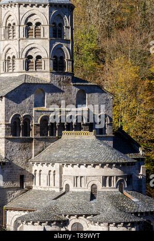 France, Puy de Dome, Volcans d'Auvergne, Parc naturel régional des Monts Dore, Orcival, 12e siècle à Notre Dame d'Orcival basilique et son clocher octogonal à deux étages Banque D'Images