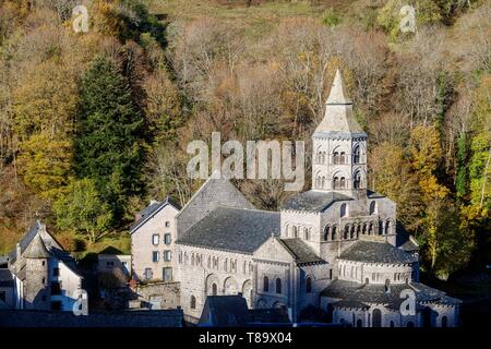 France, Puy de Dome, Volcans d'Auvergne, Parc naturel régional des Monts Dore, Orcival, 12e siècle à Notre Dame d'Orcival basilique et son clocher octogonal à deux étages Banque D'Images