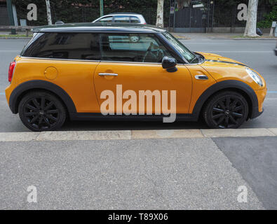 TURIN, ITALIE - CIRCA MAI 2019 : Mini-voiture jaune Banque D'Images