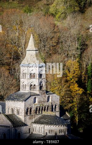 France, Puy de Dome, Volcans d'Auvergne, Parc naturel régional des Monts Dore, Orcival, 12e siècle à Notre Dame d'Orcival basilique et son clocher octogonal à deux étages Banque D'Images