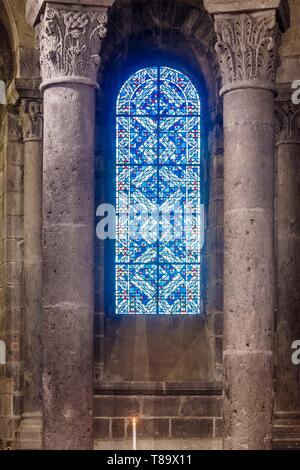 France, Puy de Dome, Parc Naturel Régional des Volcans d'Auvergne, des Monts Dore, Orcival, 12e siècle à Notre Dame d'Orcival basilique, chapiteaux sculptés et vitraux Banque D'Images