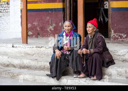 L'Inde, l'État de Jammu-et-Cachemire, Himalaya, Ladakh, Leh,vallée de l'Indus (3500 m), régional caital, vieilles femmes, en face de l'entrée d'un grand moulin à prières du temple bouddhiste de Gompa (SOMA) Chokhang Banque D'Images