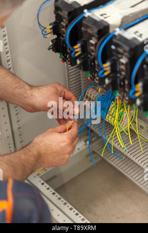 Électricien fil de connexion sur le panneau de contrôle, Close up Banque D'Images