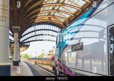 La locomotive, Centaure, à côté d'une plate-forme à la gare de York. La locomotive est moderne et colorée en contraste avec le toit de 19ème siècle peut Banque D'Images