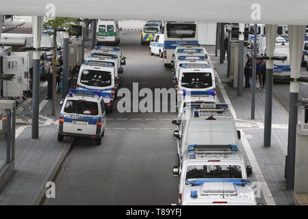 Nürnberg, Allemagne. 11 mai 2019. La police est présente avec une forte pression autour de la gare de Pforzheim Trainer. Environ 80 personnes ont participé à une marche à travers Paris, organisée par le parti de droite 'Die Rechte' (droite). Les principales questions de la marche a été la promotion du vote pour Die Rechte' dans les prochaines élections européennes et leurs politiques anti-immigration. Ils ont été confrontés à plusieurs centaines de contre-manifestants de différentes organisations politiques. Banque D'Images