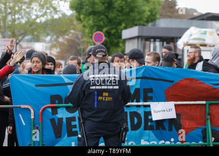 Nürnberg, Allemagne. 11 mai 2019. Un agent de police watches le compteur de protestation. Environ 80 personnes ont participé à une marche à travers Paris, organisée par le parti de droite 'Die Rechte' (droite). Les principales questions de la marche a été la promotion du vote pour Die Rechte' dans les prochaines élections européennes et leurs politiques anti-immigration. Ils ont été confrontés à plusieurs centaines de contre-manifestants de différentes organisations politiques. Banque D'Images