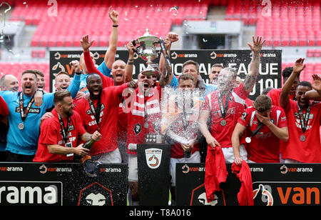 Salford City joueurs célèbrent avec le trophée après avoir remporté le Vanarama Ligue nationale finale Play-off au stade de Wembley, Londres. Banque D'Images