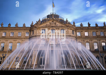 Fontaine en face du nouveau Palais (Neues Schloss) à la place du Palais (Schlossplatz). Stuttgart, Allemagne Banque D'Images