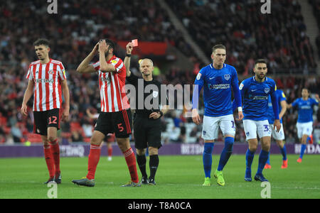 Match arbitre Andy Woolmer (centre) de Sunderland Ozturk Alim donne un carton rouge au cours de la Sky Bet League un play-off, demi-finale, première étape dans le stade de la lumière, Sunderland. Banque D'Images