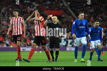 Match arbitre Andy Woolmer (centre) de Sunderland Ozturk Alim donne un carton rouge au cours de la Sky Bet League un play-off, demi-finale, première étape dans le stade de la lumière, Sunderland. Banque D'Images