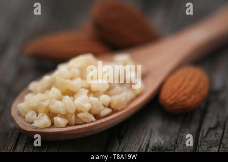 Petits morceaux d'amandes hachées avec l'ensemble de ceux Banque D'Images