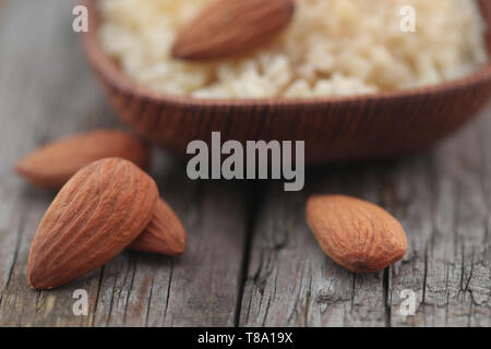 Petits morceaux d'amandes hachées avec l'ensemble de ceux Banque D'Images