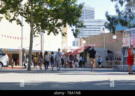 Perth, Western Australia, Australia - 20/01/2013 : People walking in Perth Cultural Centre, Perth Centre Culturel St James 6000 Perth, Perth Australi Banque D'Images