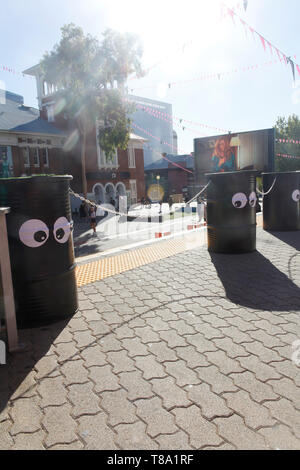 Perth, Western Australia, Australia - 20/01/2013 : poubelles dans Fringe Festival Mondial 2013 Bus, Perth Cultural Centre St James 6000 Perth, Perth Aus Banque D'Images