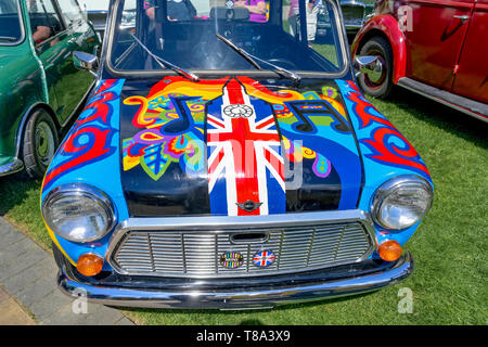 Austin Mini 1000, peint de style hippie des années 60, se balancer, 60, 1960 Union Jack Banque D'Images