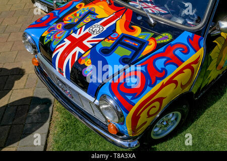 Austin Mini 1000, peint de style hippie des années 60, se balancer, 60, 1960 Union Jack Banque D'Images