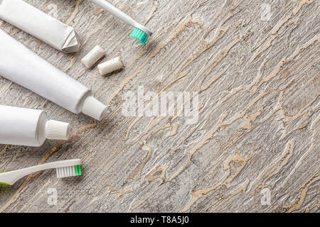 Brosses à coller et de chewing-gum sur fond de bois Banque D'Images