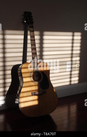 Guitare acoustique dans un éclairage spectaculaire Banque D'Images