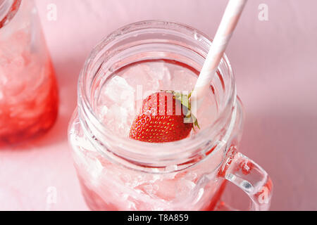 Limonade aux fraises savoureuses avec de la glace en pot Mason, gros plan Banque D'Images