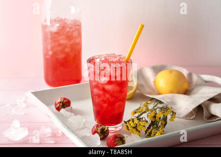 Verre de limonade aux fraises savoureuses sur le bac Banque D'Images