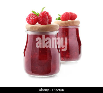 Les bocaux en verre avec la confiture de framboises sur fond blanc Banque D'Images