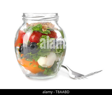 Bocal en verre avec de délicieux légumes grillés et fourchette sur fond blanc Banque D'Images