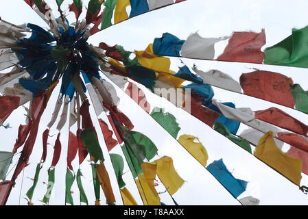 Des rubans de couleur à proximité de temple du Bouddha Géant à Zhangye, dans la province de Gansu, Chine Banque D'Images