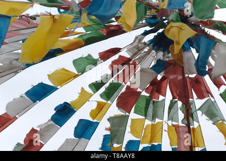 Des rubans de couleur à proximité de temple du Bouddha Géant à Zhangye, dans la province de Gansu, Chine Banque D'Images