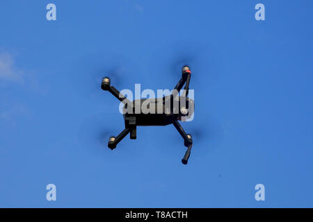 DJI Mavic Pro campact drone volant sous le ciel de Dhaka. Le Bangladesh Banque D'Images