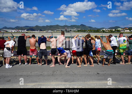 Défi jet blast, spectateurs attendant le décollage d'un avion à l'aéroport Princess Juliana de Maho Beach. Plage de Maho, Saint-Martin Banque D'Images