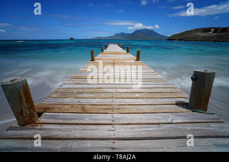 Un quai à Turtle Beach, Saint-Kitts. Banque D'Images