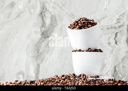 Du café noir dans la tasse et les grains de café sur en arrière-plan. Vue de dessus, de l'espace pour le texte Banque D'Images
