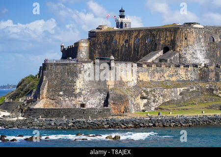 Fort San Felipe Del Morro dans le lieu historique national de San Juan. San Juan, Porto Rico, États-Unis. Vue depuis un bateau de croisière. Banque D'Images