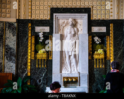 Art déco élégant cafe restaurant dans la belle ville de Prague en République tchèque avec un bas-relief en marbre Banque D'Images