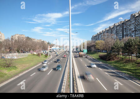 BELGRADE, SERBIE - avril 2, 2018 : voitures passant par sur l'autoroute, en passant par Belgrade, Novi Beograd, durant les heures de pointe. Il est l'un des principaux test Expres Banque D'Images