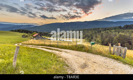 Paysage de montagne rurale dans les Alpes en Haute Savoie, France Banque D'Images