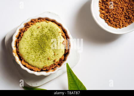 Maison de thé vert matcha crème mini-cheesecake décoré de poudre de thé vert Banque D'Images