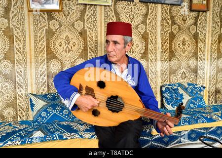 Maroc, région Tanger Tétouan, Tanger, la vieille ville (médina), Kasbah, joueur de oud, Les Fils du Détroit Tea House Banque D'Images