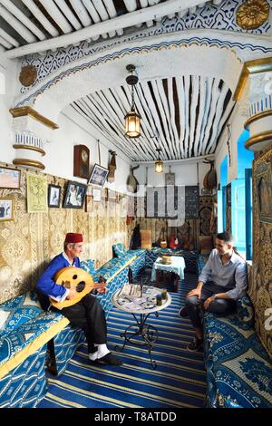 Maroc, région Tanger Tétouan, Tanger, la vieille ville (médina), Kasbah, joueur de oud, Les Fils du Détroit Tea House Banque D'Images