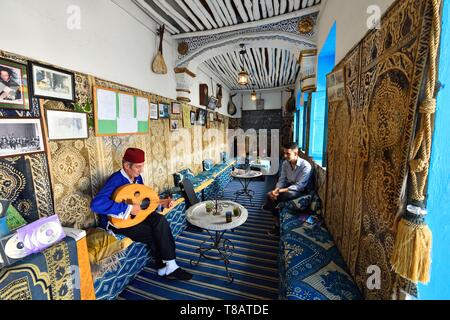 Maroc, région Tanger Tétouan, Tanger, la vieille ville (médina), Kasbah, joueur de oud, Les Fils du Détroit Tea House Banque D'Images