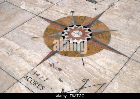 Nouvelle carte du monde compass navigation chaussée détail des tuiles sur le Tage (Rio Tejo) sur le front de Belém, Lisbonne Portugal Europe UE KATHY DEWITT Banque D'Images