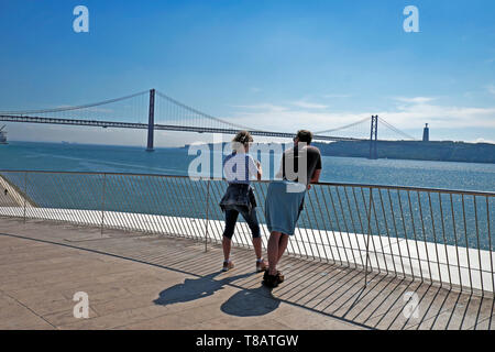 Un vieux couple s'arrêtent devant MAAT pour une vue du Pont du 25 avril et la rivière Tagus Rio Tejo à Belém, Lisbonne Portugal Europe UE KATHY DEWITT Banque D'Images