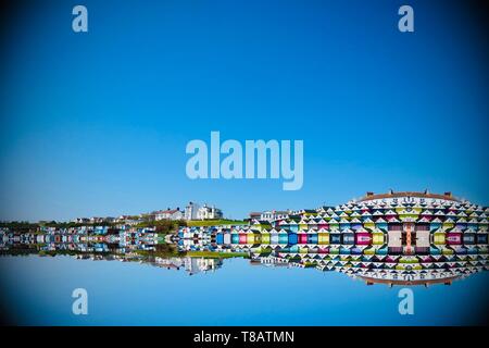 Walton sur l'Essex,  ? - Mai 2018 : Résumé de kaléidoscope cabines colorées. Banque D'Images